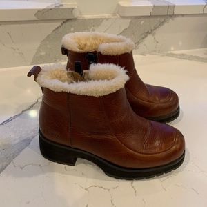 UGG leather boots size 6, brown leather, fleece inside, short, zipper closures